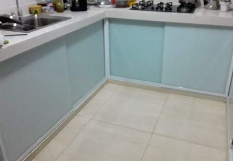 Kit-Pia feito sob medida com vidro branco e acabamento branco