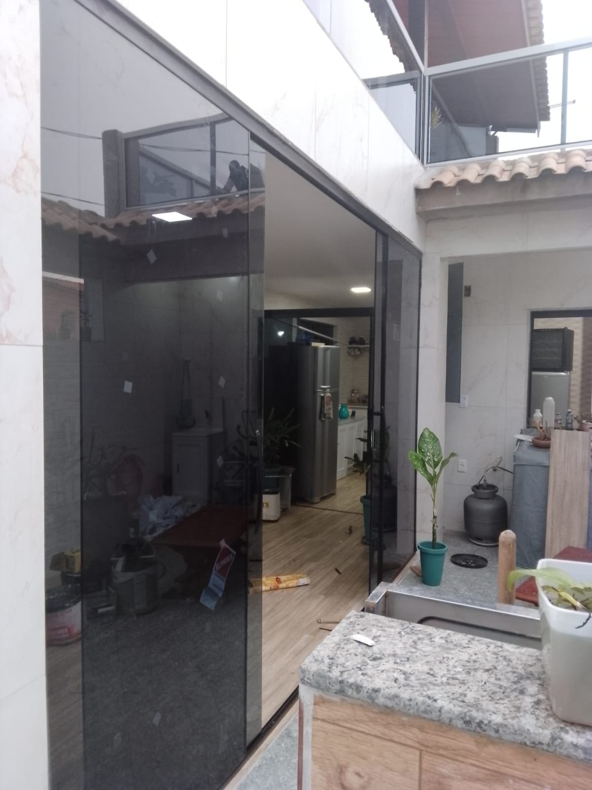 Porta de correr com acabamento preto