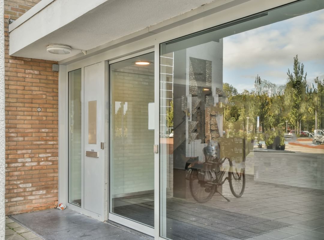 Espelhos grandes. A Vidraçaria que atende todas as demandas. Tudo que você precisa em uma única vidraçaria. Os melhores preços você encontra na Vidraçaria Inhoverá. Peliculas. Todas as aplicações. Kit Pia. Vidro Temperado todas as cores. Espelhos com moldura. Cortina de vidro. Guarda-Corpo. Porta de vidro temperado. Basculante de vidro temperado. Telhado de vidro Teto de vidro